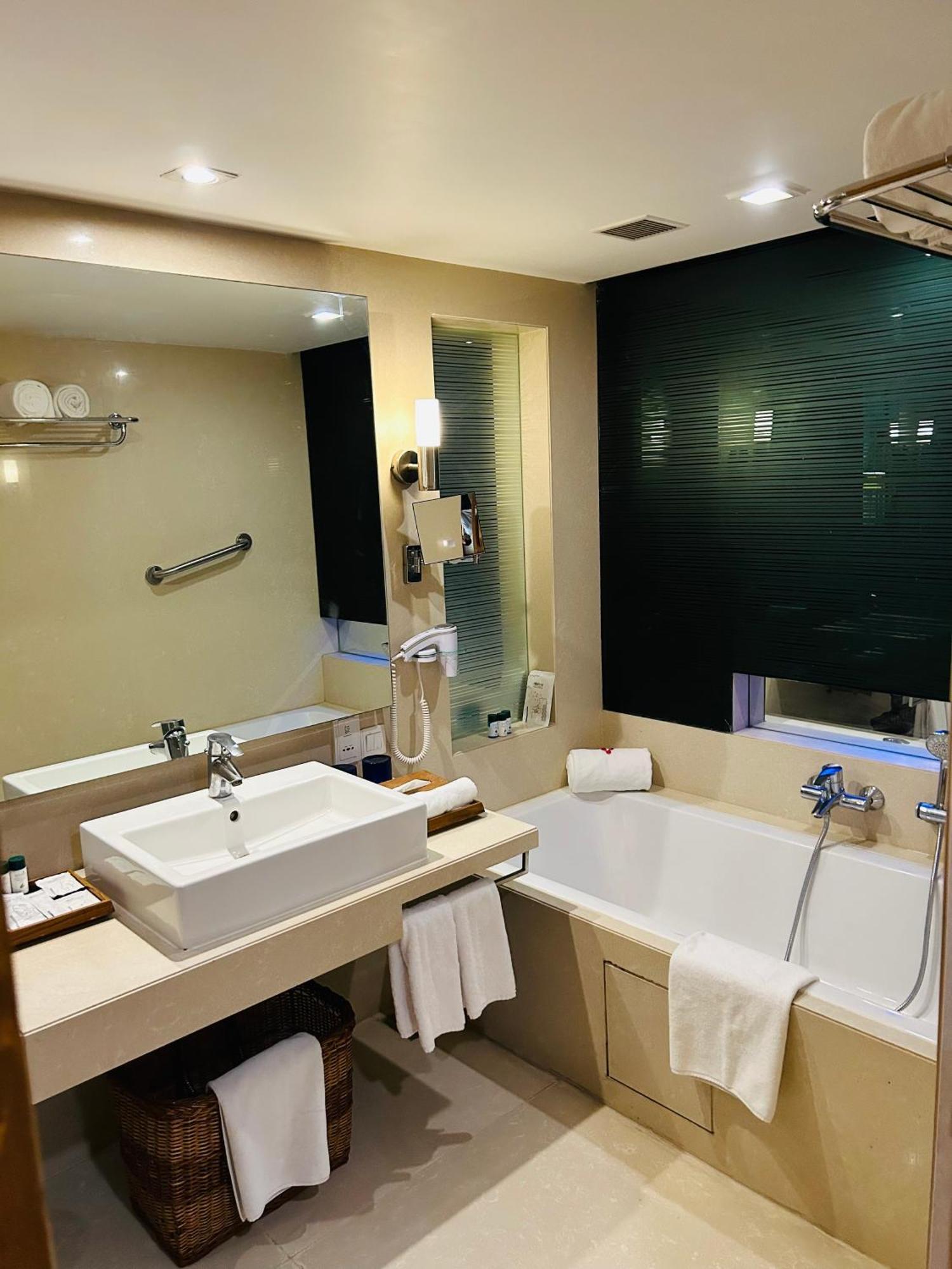 Fortune Select Sg Highway, Ahmedabad - Member Itc Hotels' Group Экстерьер фото