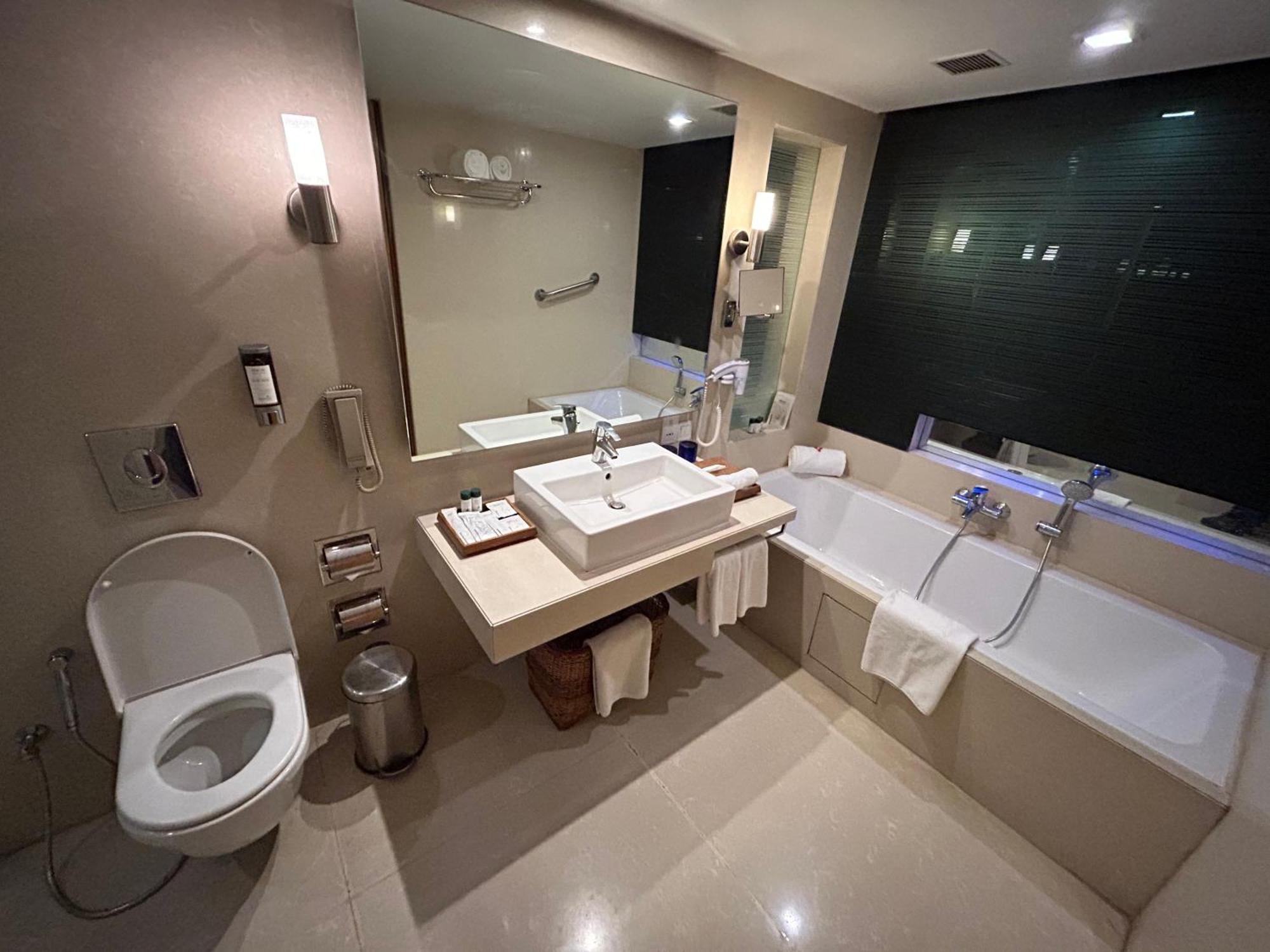 Fortune Select Sg Highway, Ahmedabad - Member Itc Hotels' Group Экстерьер фото